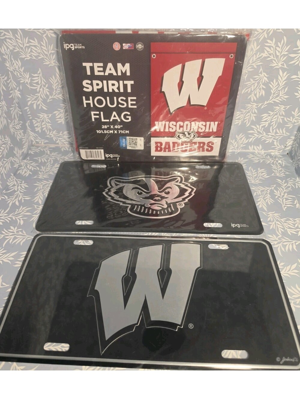 New Wisconsin Badgers Team Spirit Flag & 2 Car License Plates